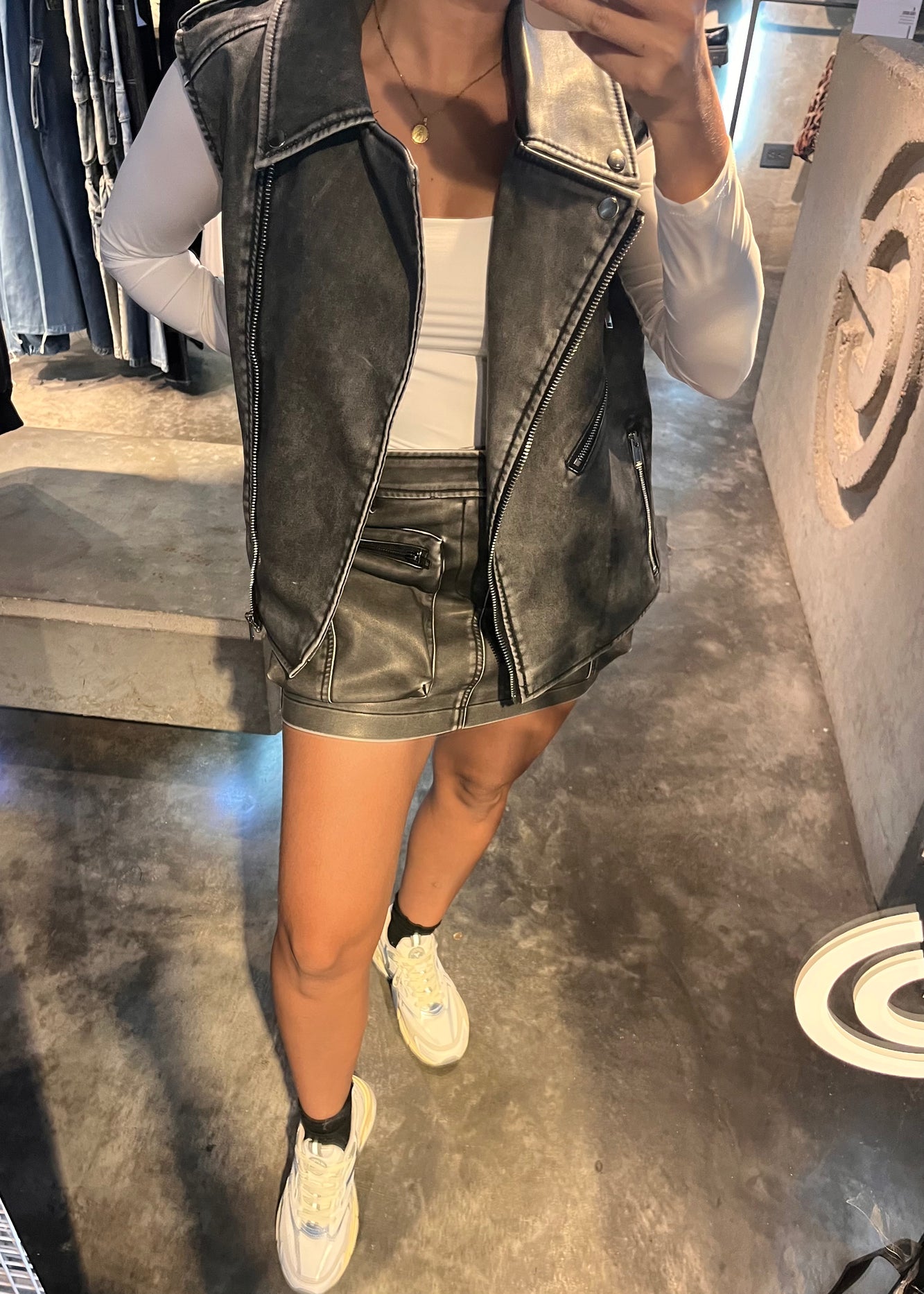 Mini falda de cuerina gris