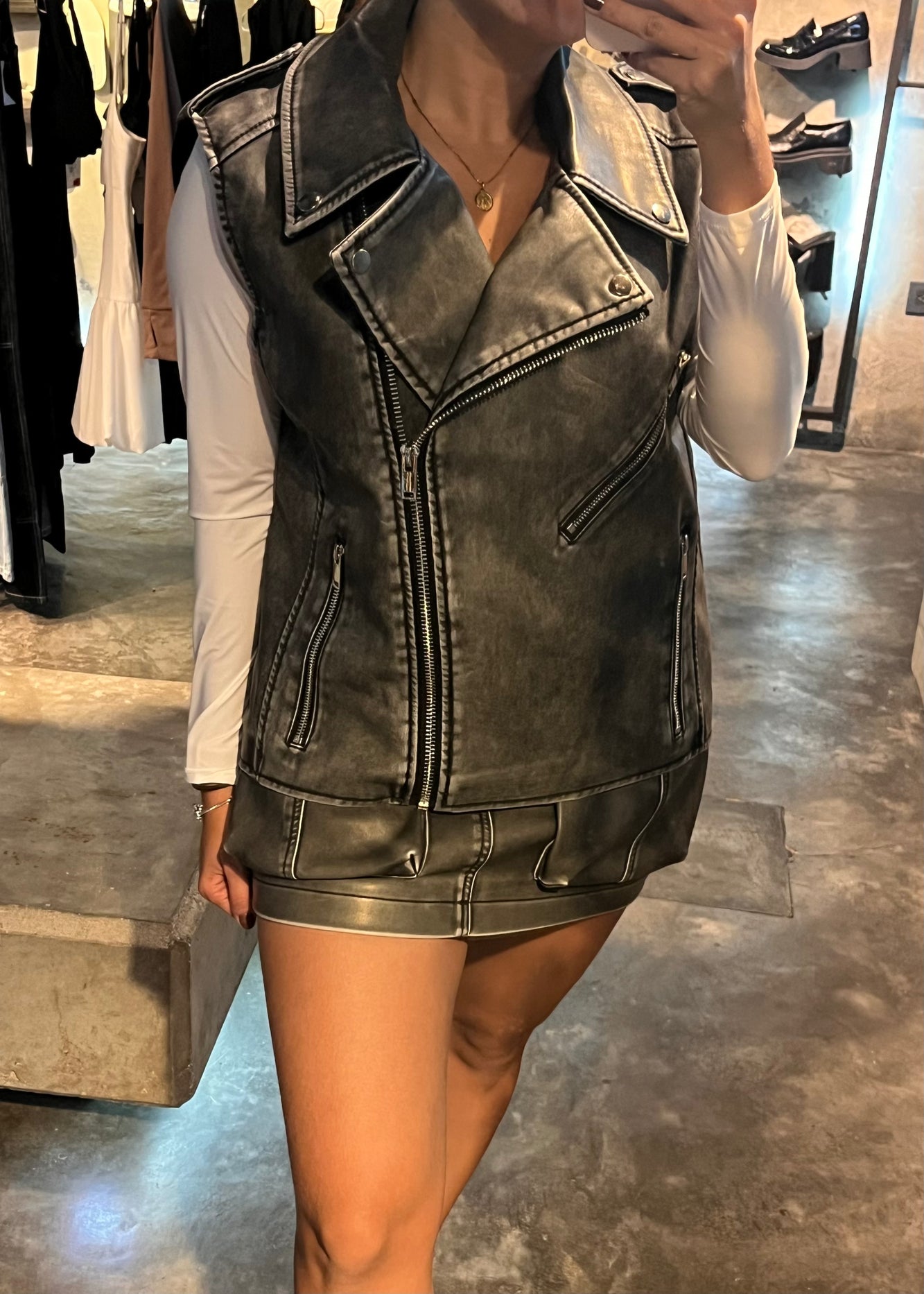 Mini falda de cuerina gris