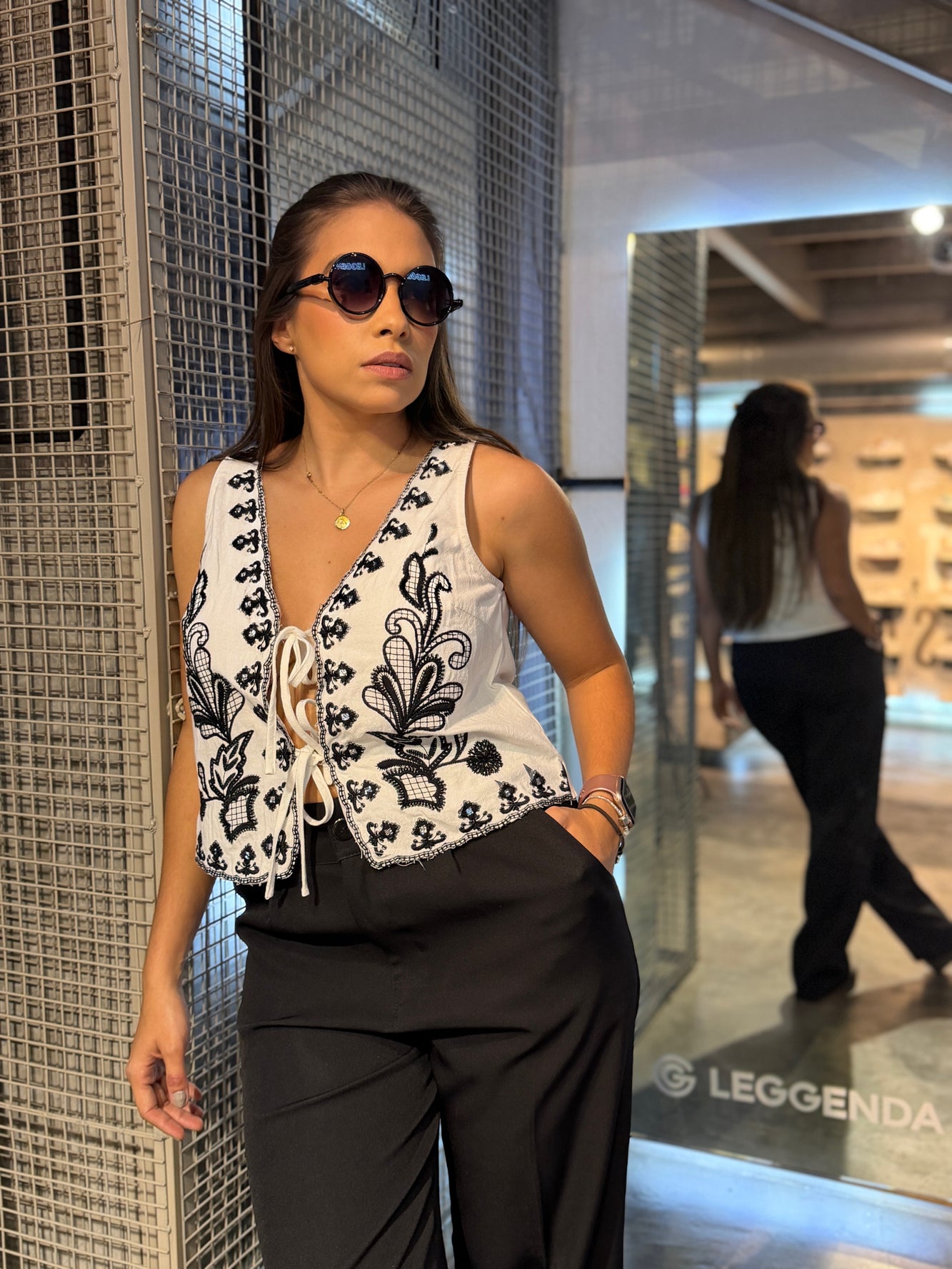 Chaleco blanco de lazos con bordado negro