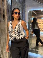 Chaleco blanco de lazos con bordado negro