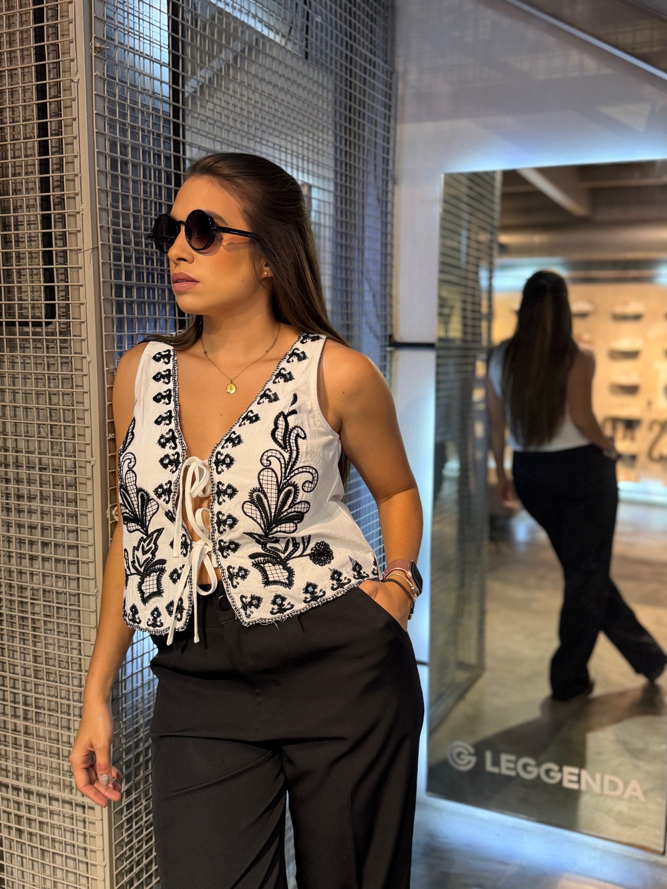 Chaleco blanco de lazos con bordado negro