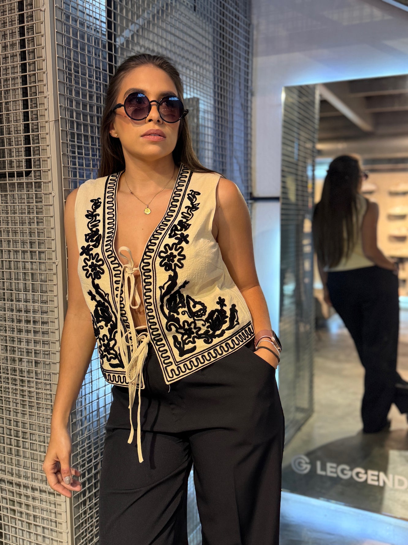 Chaleco de lazos nude con bordado negro