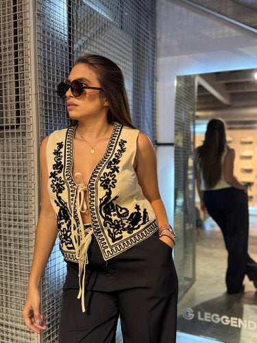 Chaleco de lazos nude con bordado negro