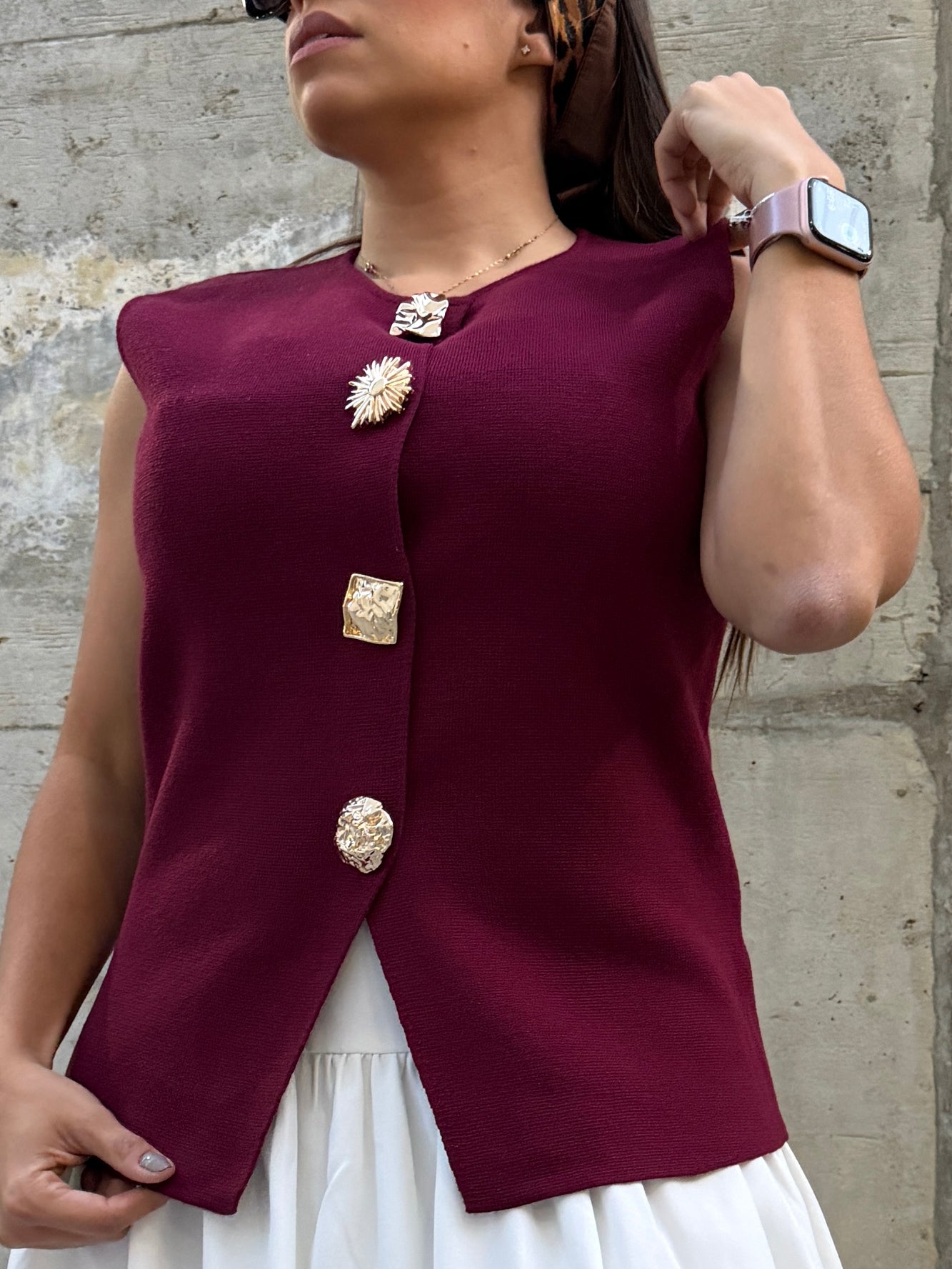 Chaleco vino con botones dorados