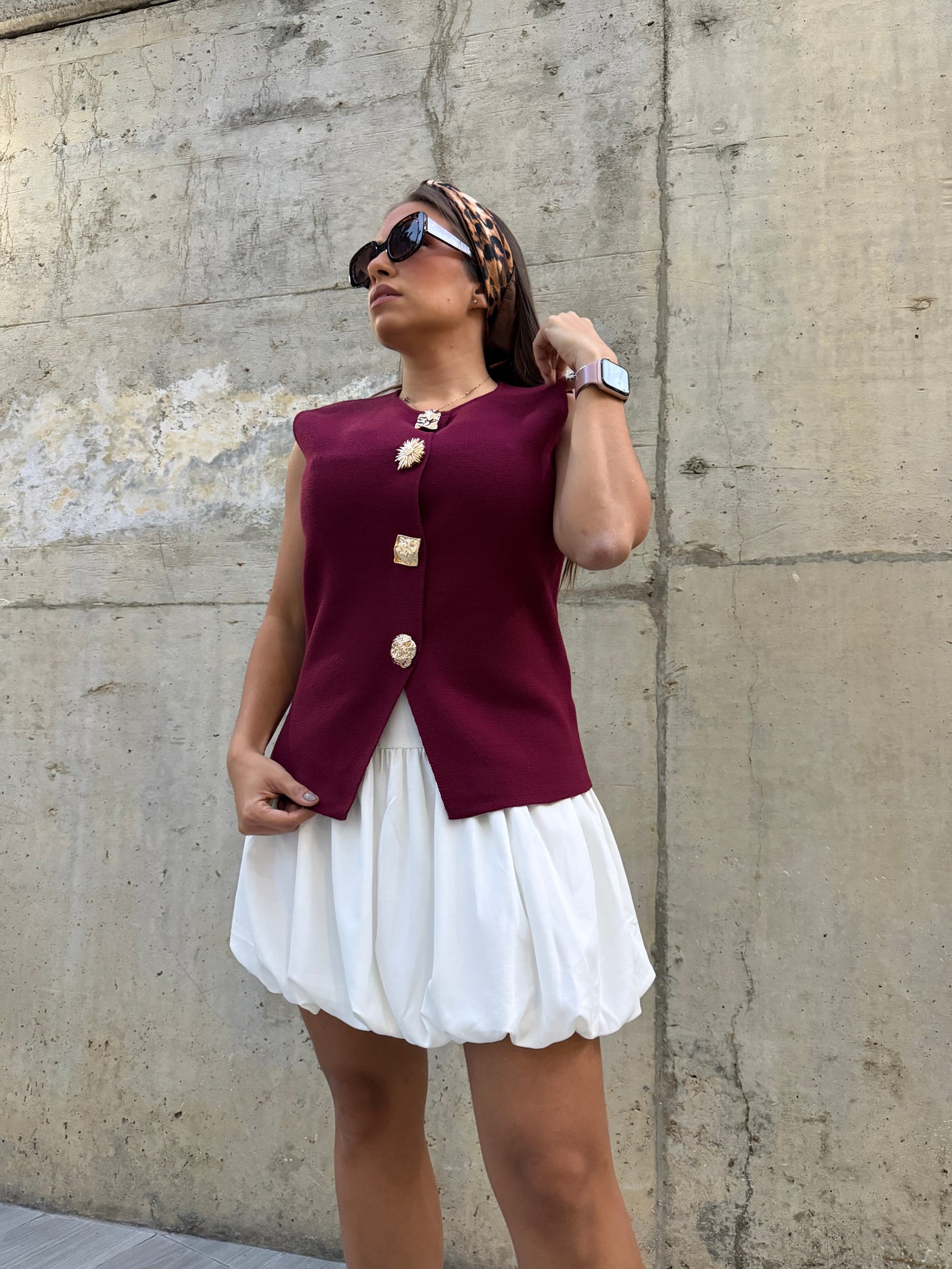 Chaleco vino con botones dorados