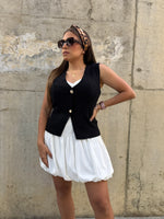 Chaleco negro con botones dorados