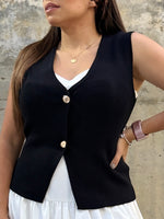 Chaleco negro con botones dorados