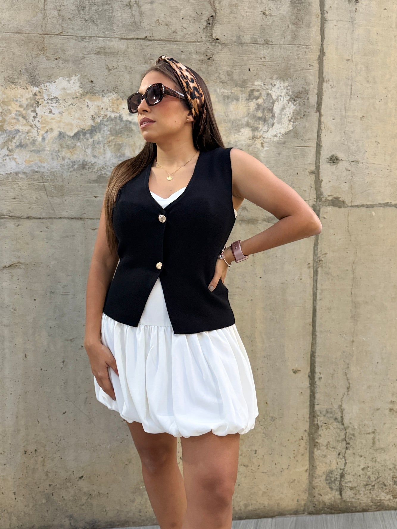 Chaleco negro con botones dorados