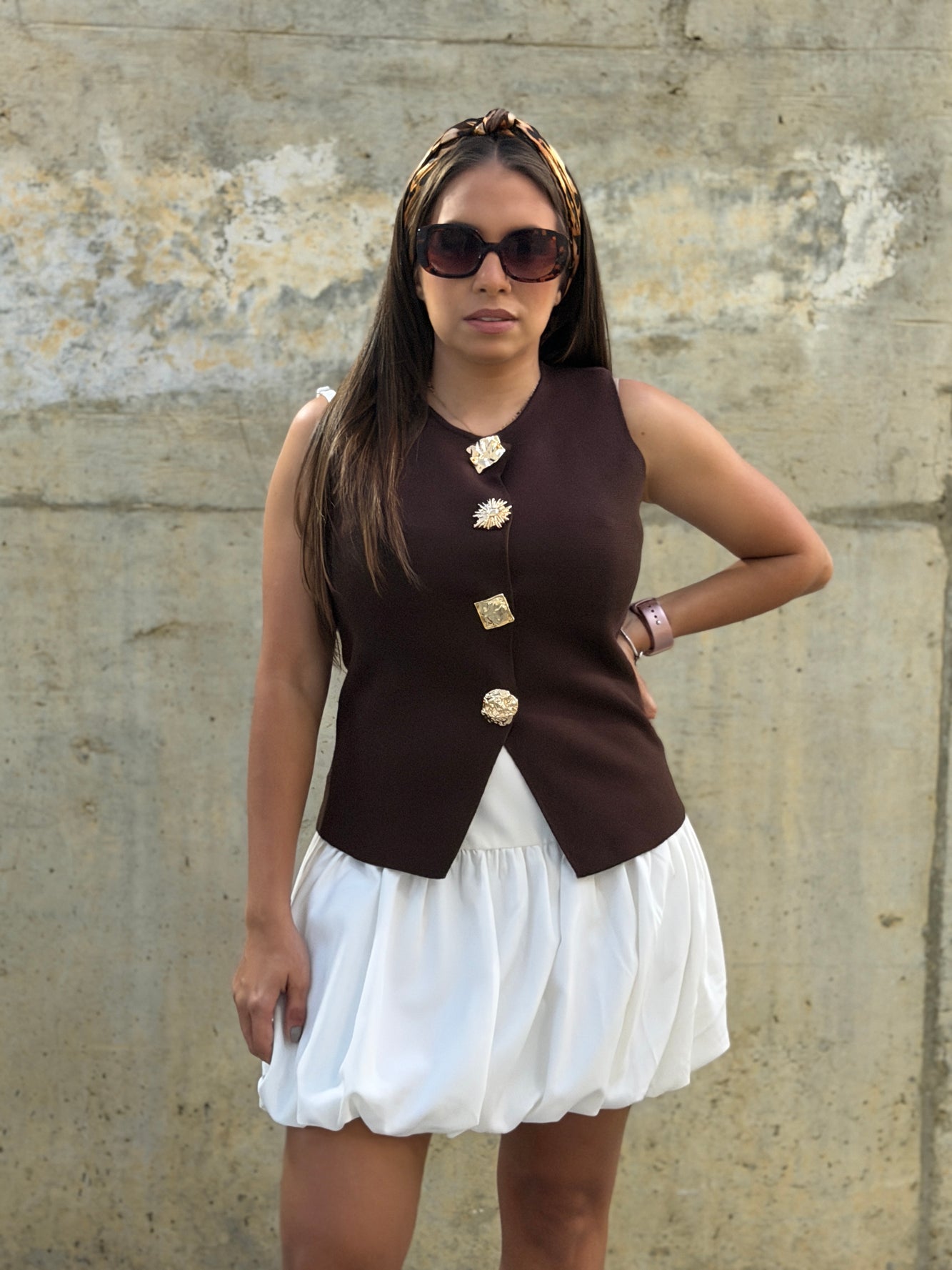 Chaleco marrón con botones dorados