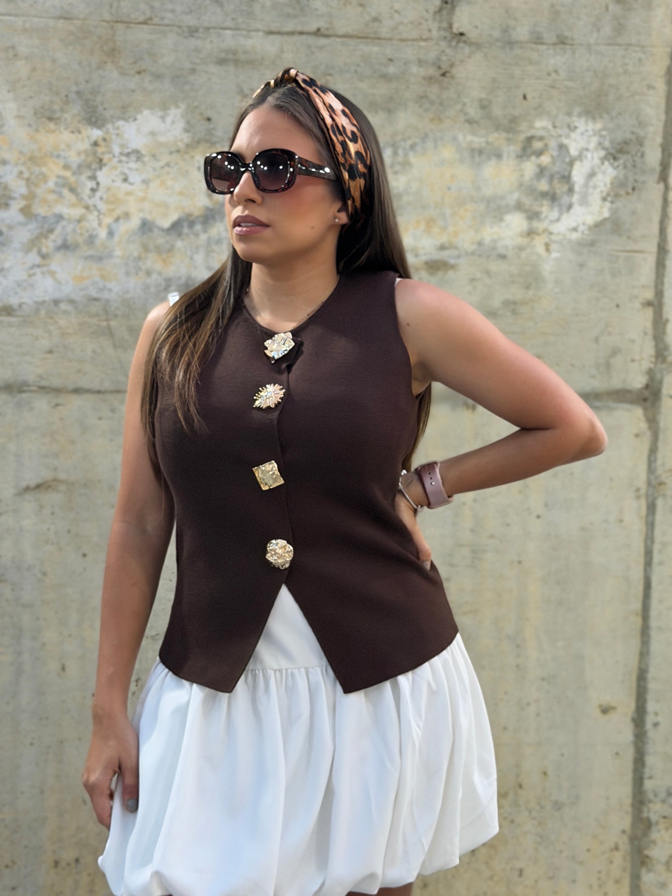 Chaleco marrón con botones dorados