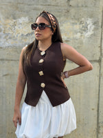 Chaleco marrón con botones dorados