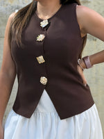 Chaleco marrón con botones dorados