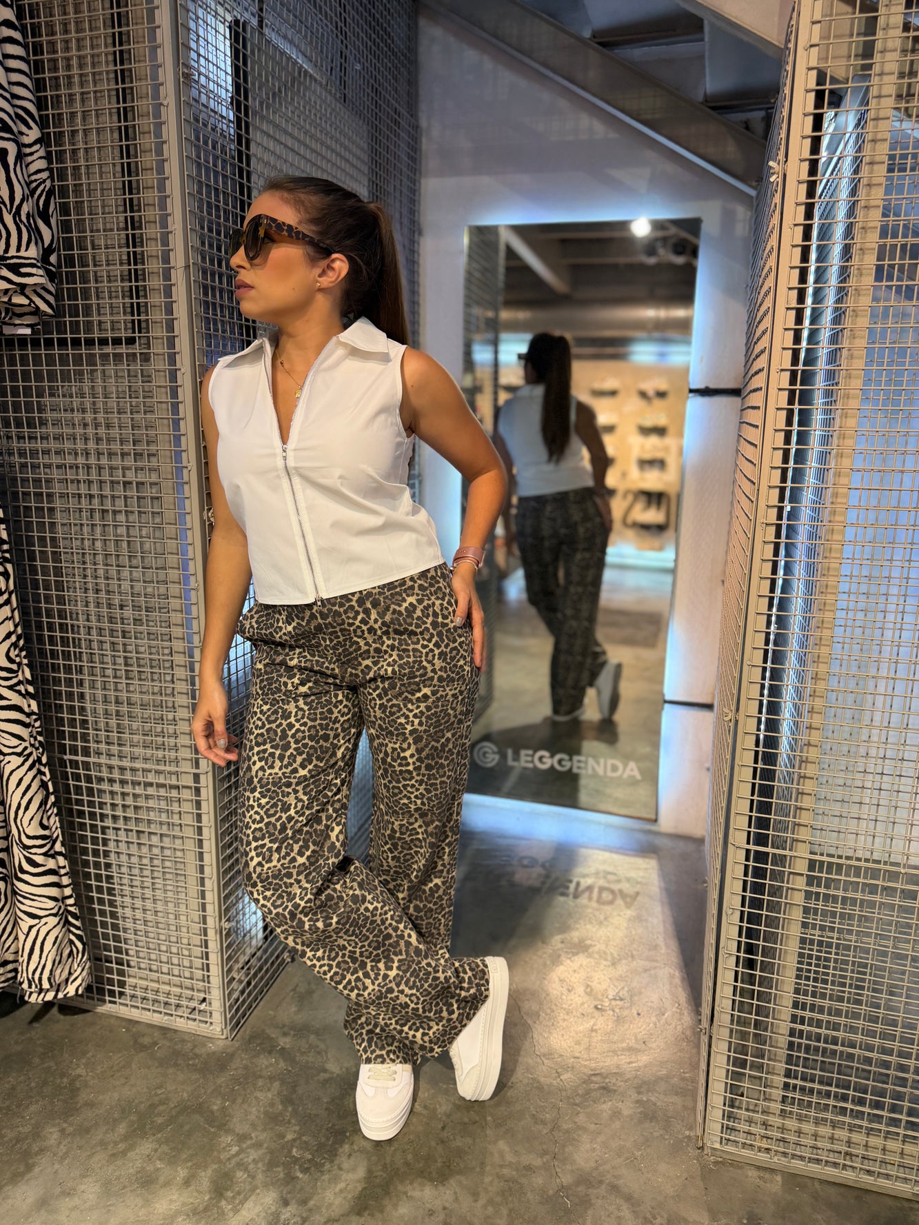 Top blanco básico con cierre