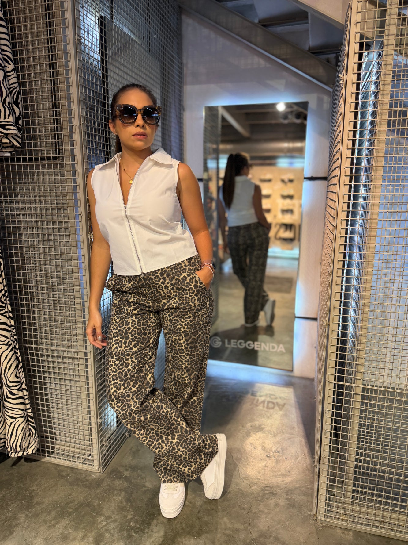 Top blanco básico con cierre