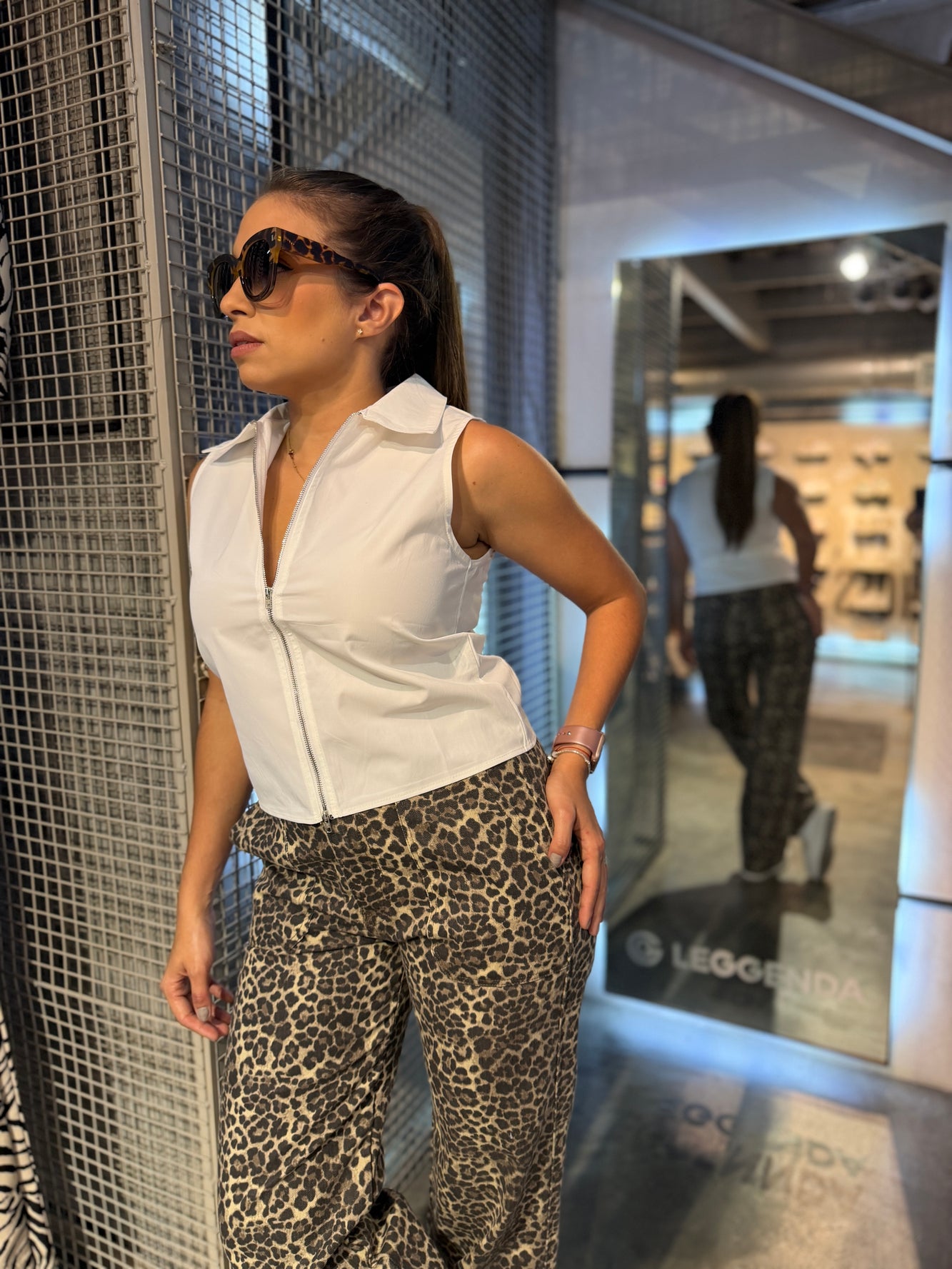 Top blanco básico con cierre