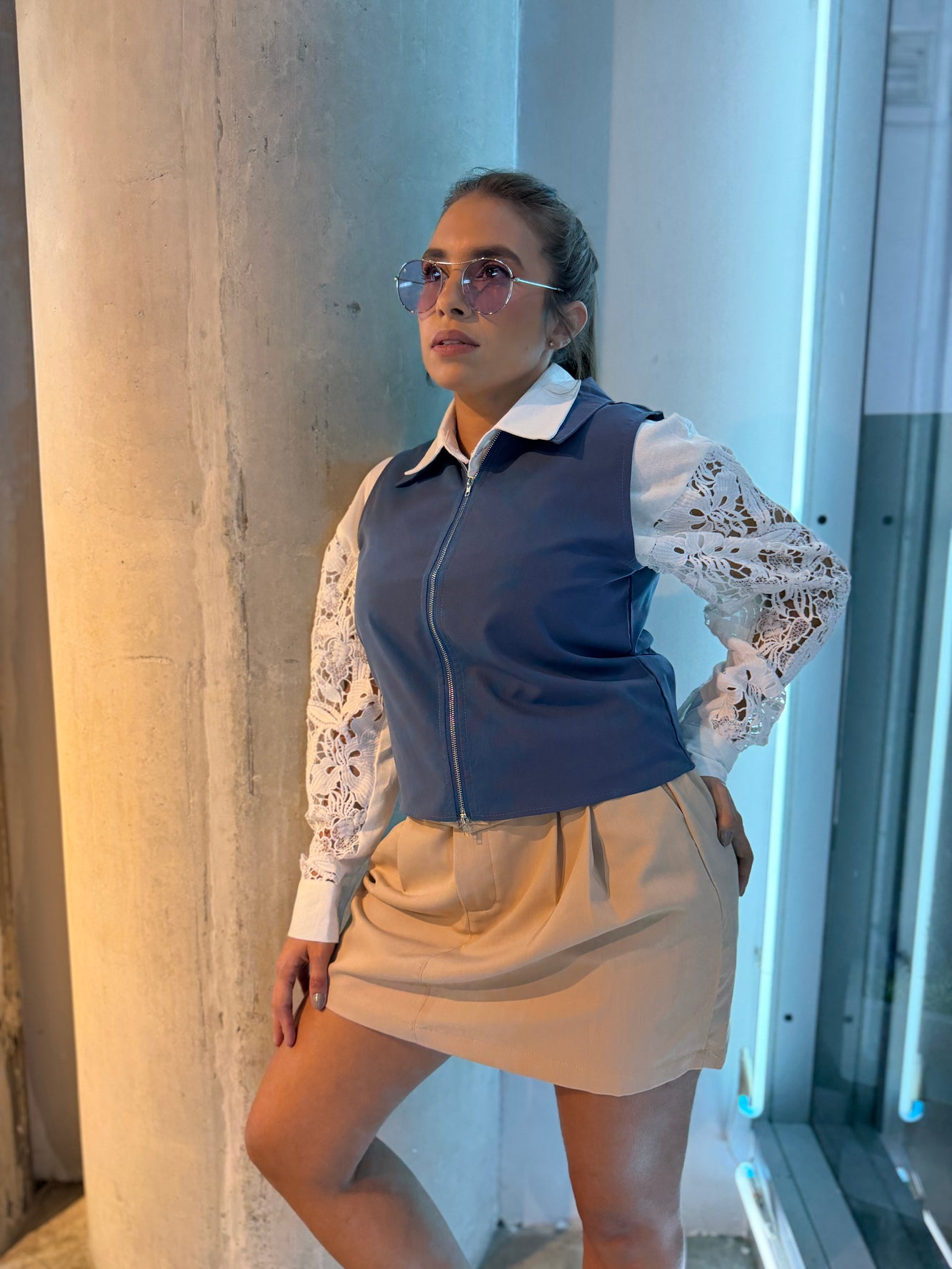 Top azul básico con cierre