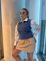 Top azul básico con cierre