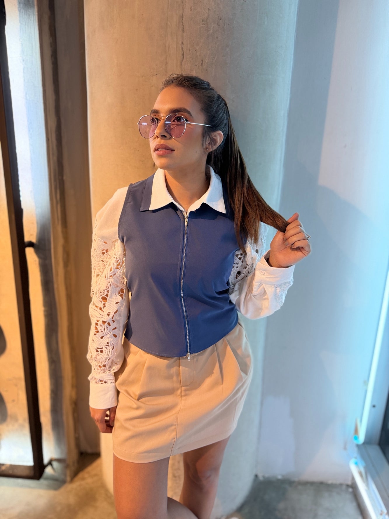 Top azul básico con cierre