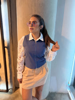 Top azul básico con cierre