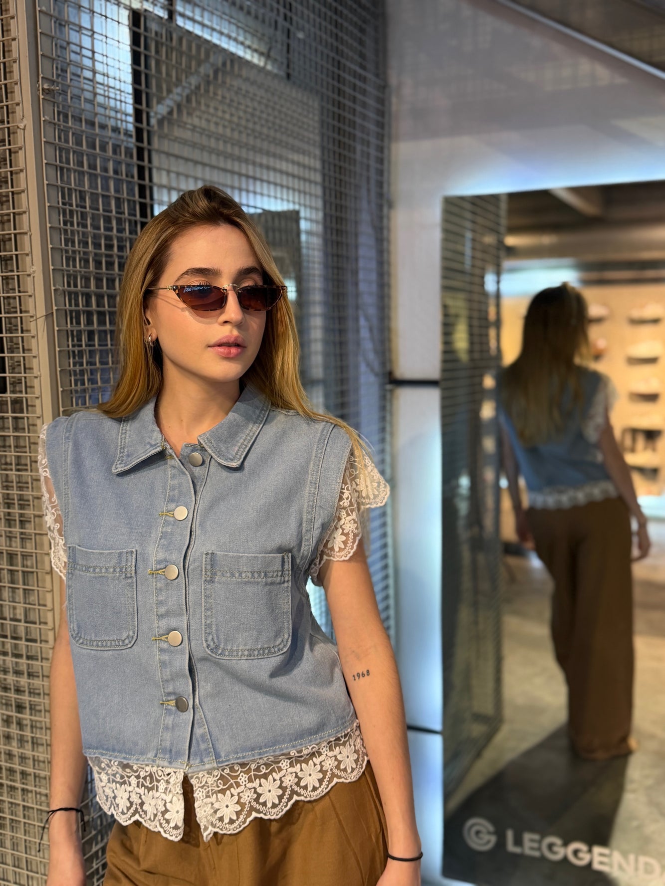 Chaqueta Denim sin mangas con encaje blanco