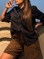 Camisa manga larga negra con detalle leopardo