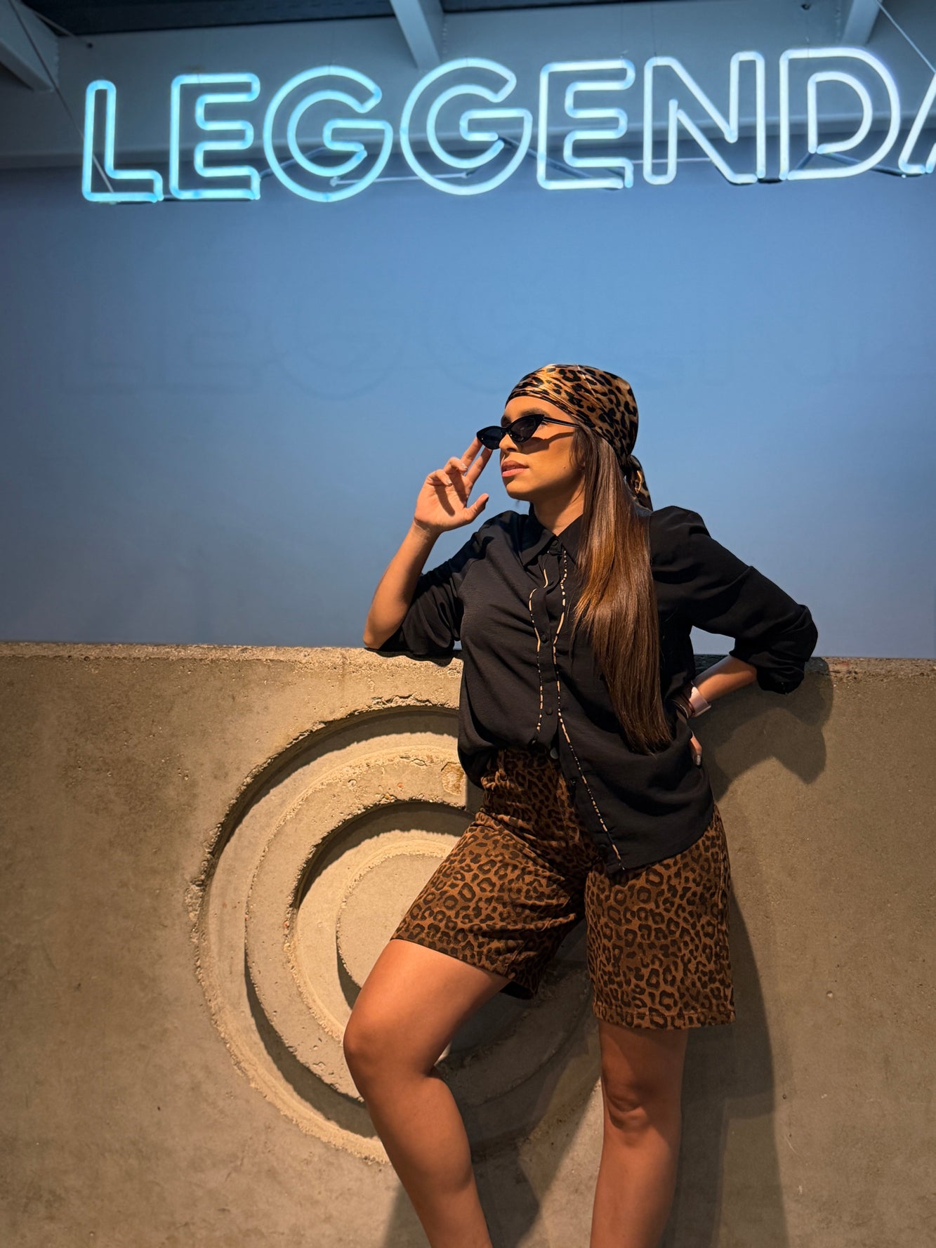 Camisa manga larga negra con detalle leopardo