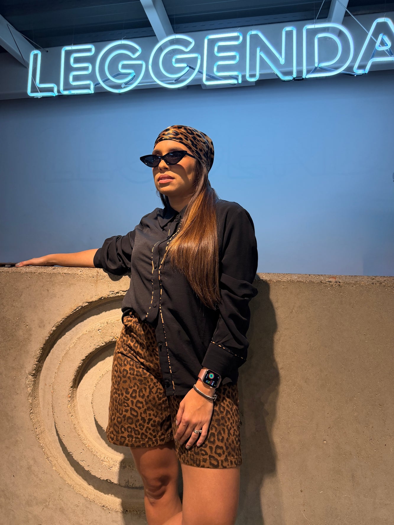 Camisa manga larga negra con detalle leopardo