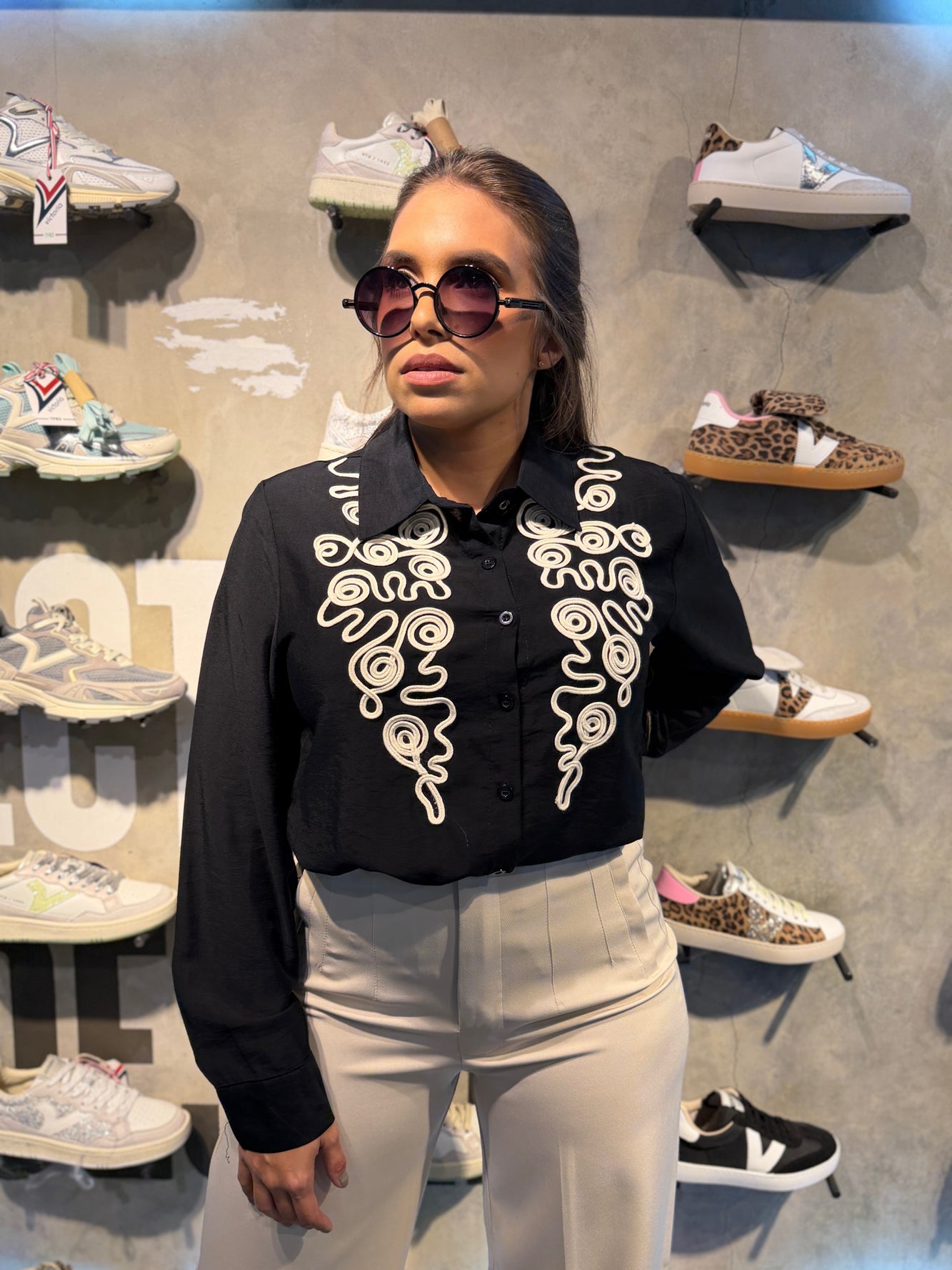 Camisa manga larga negra con bordano western nude