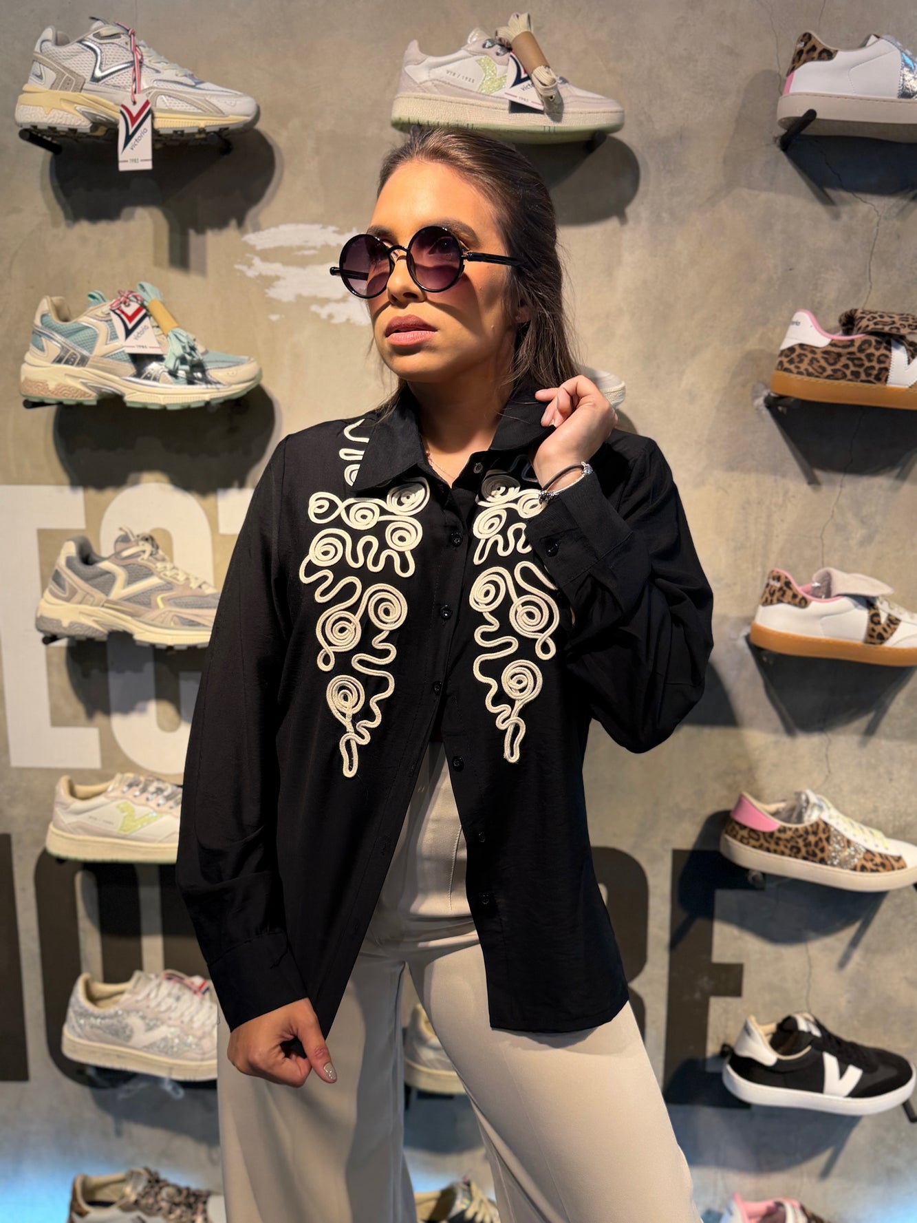 Camisa manga larga negra con bordano western nude