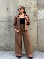 Set camisa manga larga bordada y pantalón con cinturón café