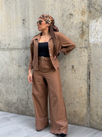 Set camisa manga larga bordada y pantalón con cinturón café