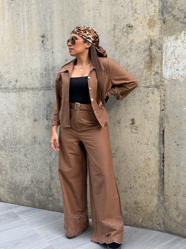 Set camisa manga larga bordada y pantalón con cinturón café