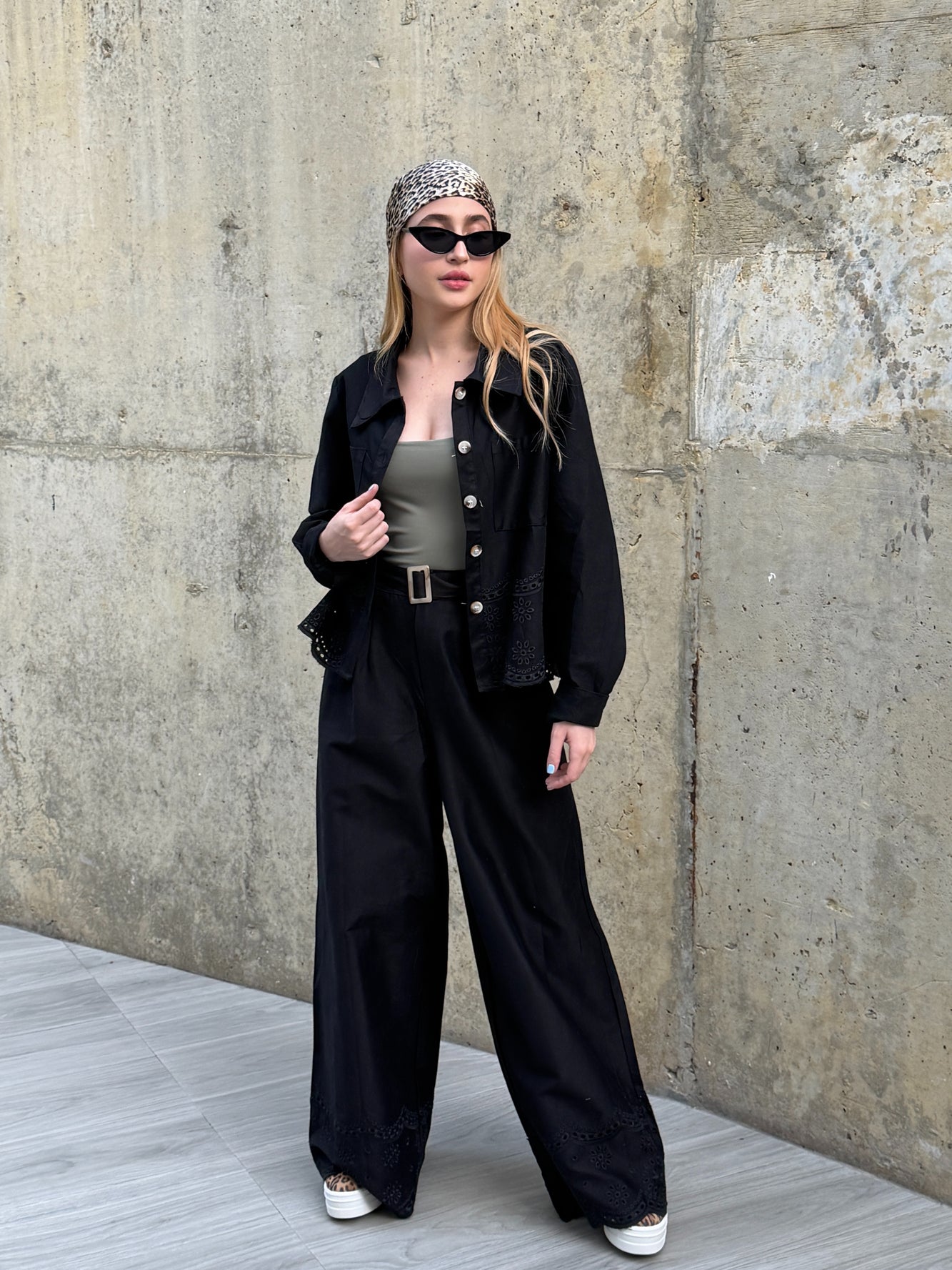 Set negro de camisa manga larga bordada y pantalón con cinturón