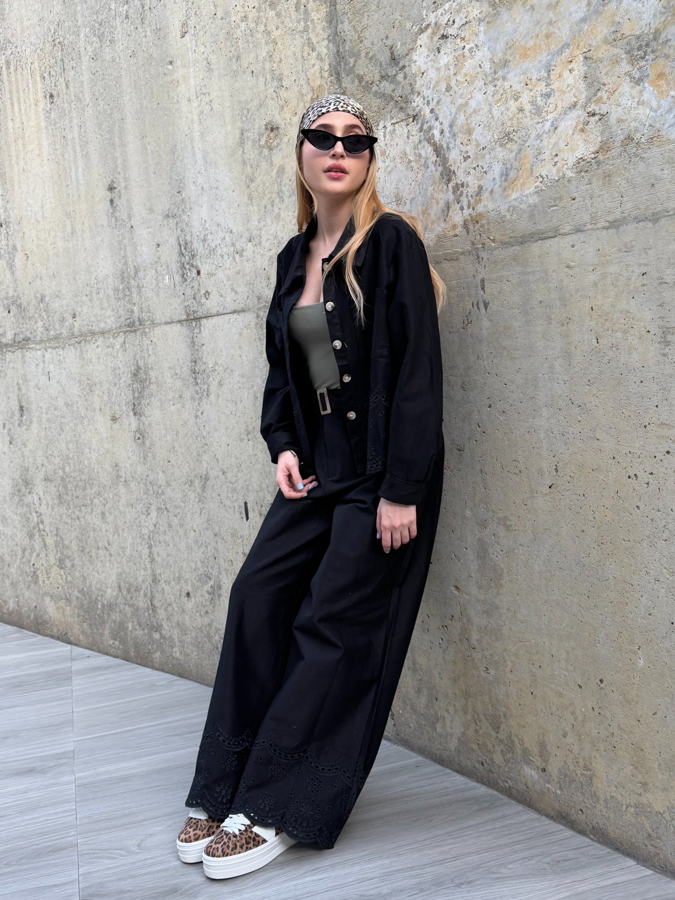 Set negro de camisa manga larga bordada y pantalón con cinturón