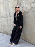 Set negro de camisa manga larga bordada y pantalón con cinturón