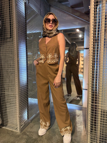 Set marrón de chaleco y pantalón con bordado nude