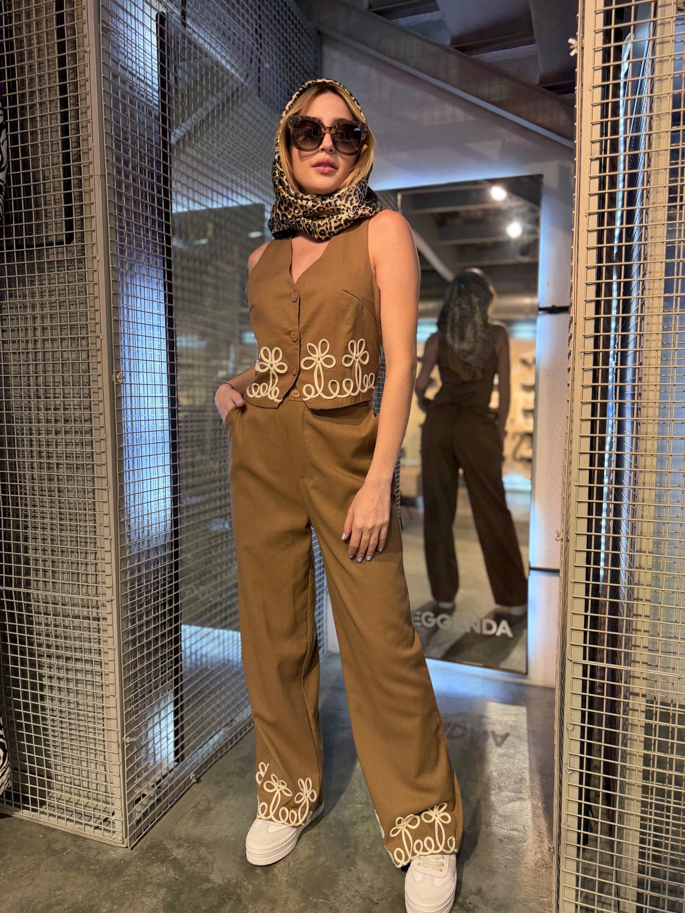 Set marrón de chaleco y pantalón con bordado nude