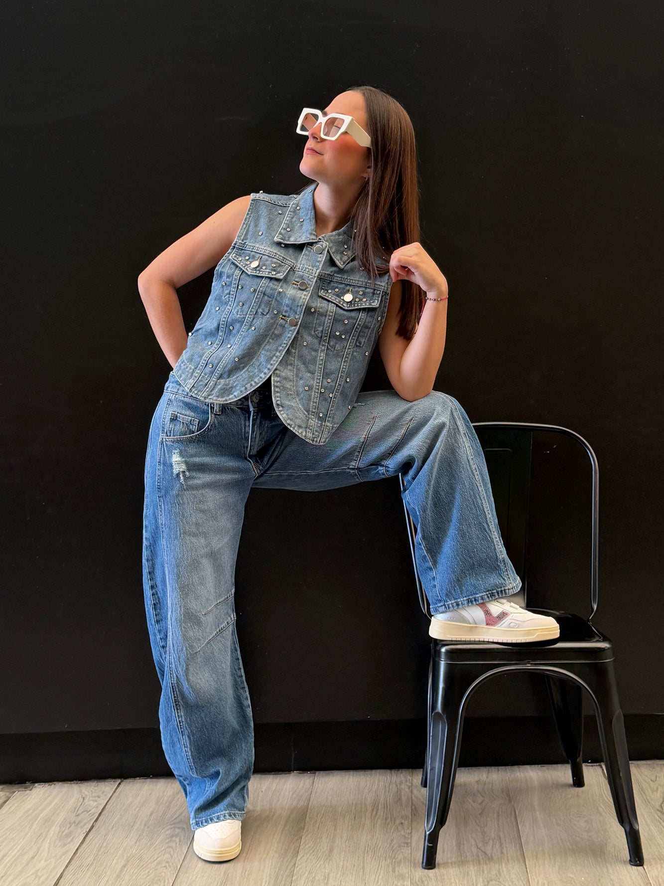 Chaleco denim con apliques brillantes