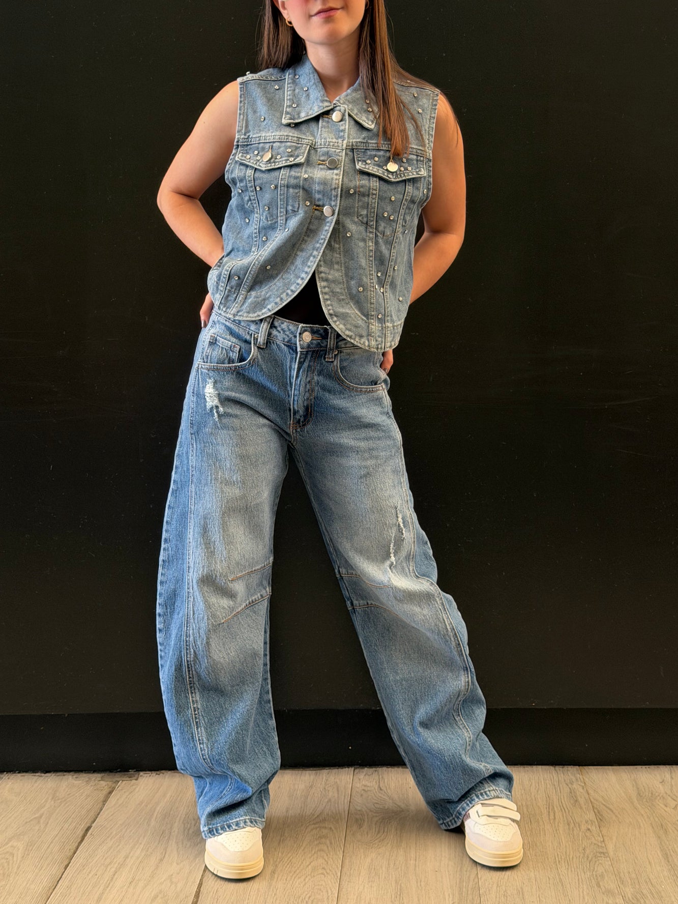 Chaleco denim con apliques brillantes