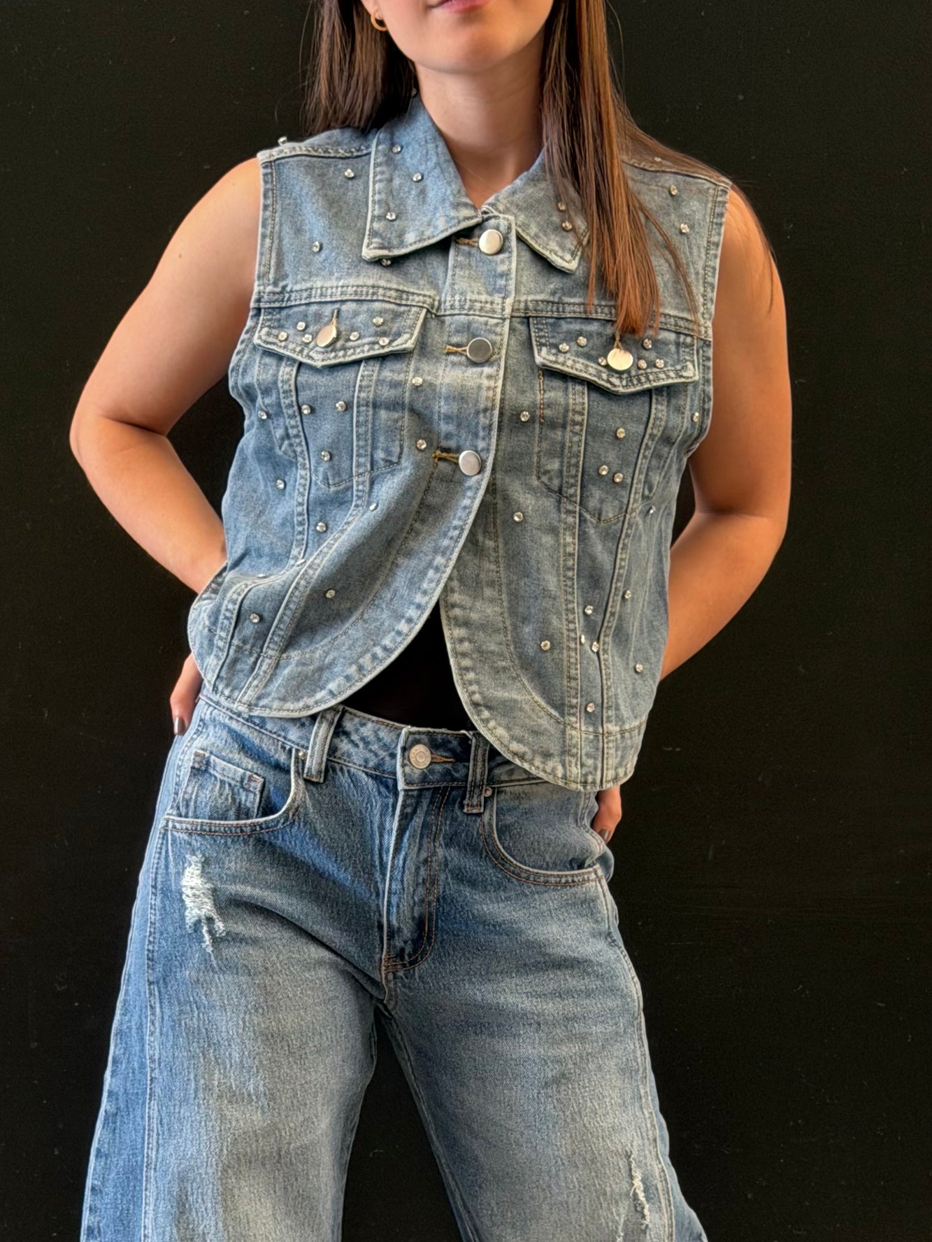 Chaleco denim con apliques brillantes