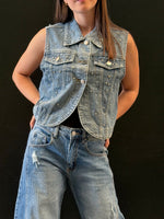 Chaleco denim con apliques brillantes