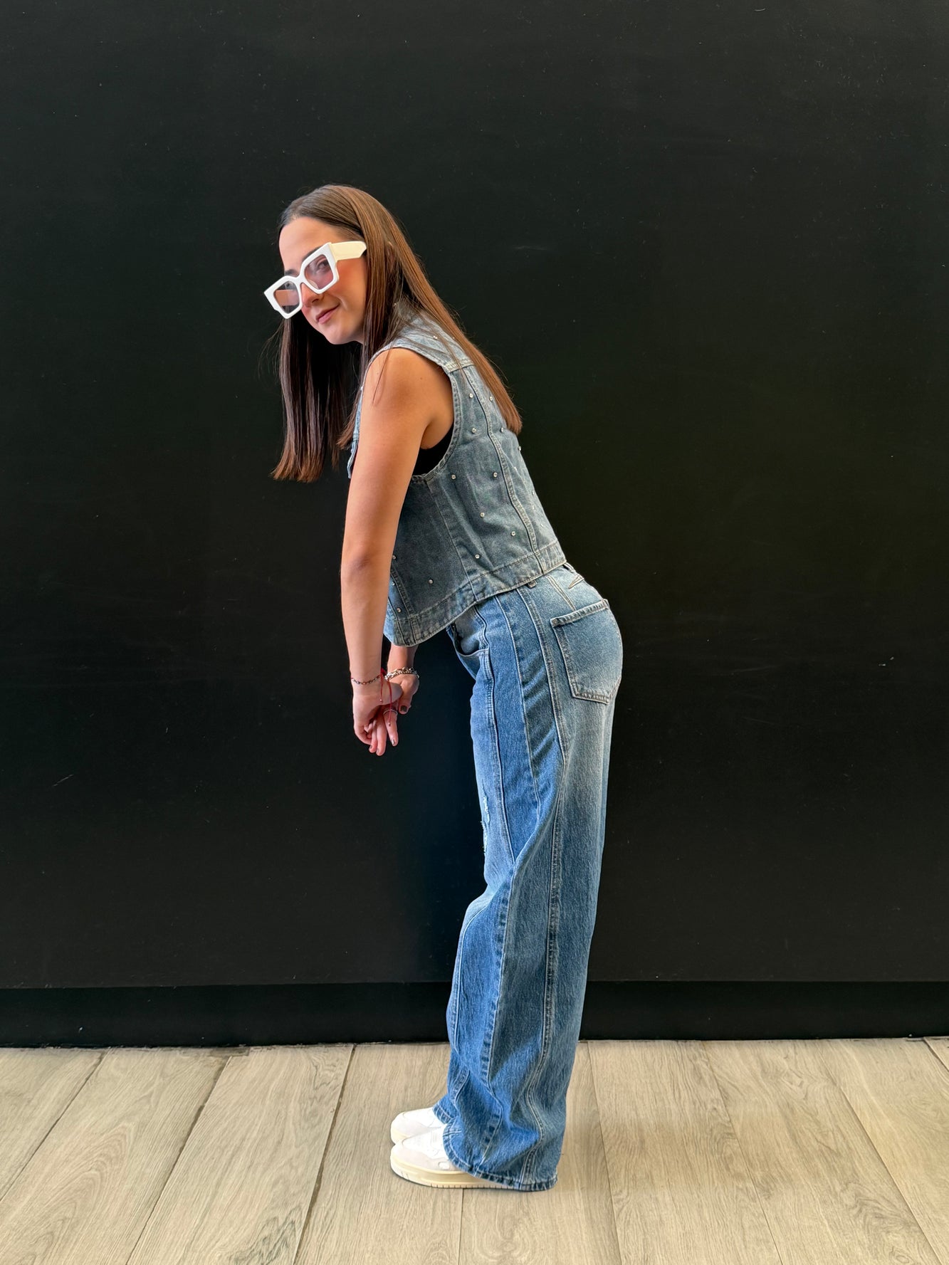 Chaleco denim con apliques brillantes