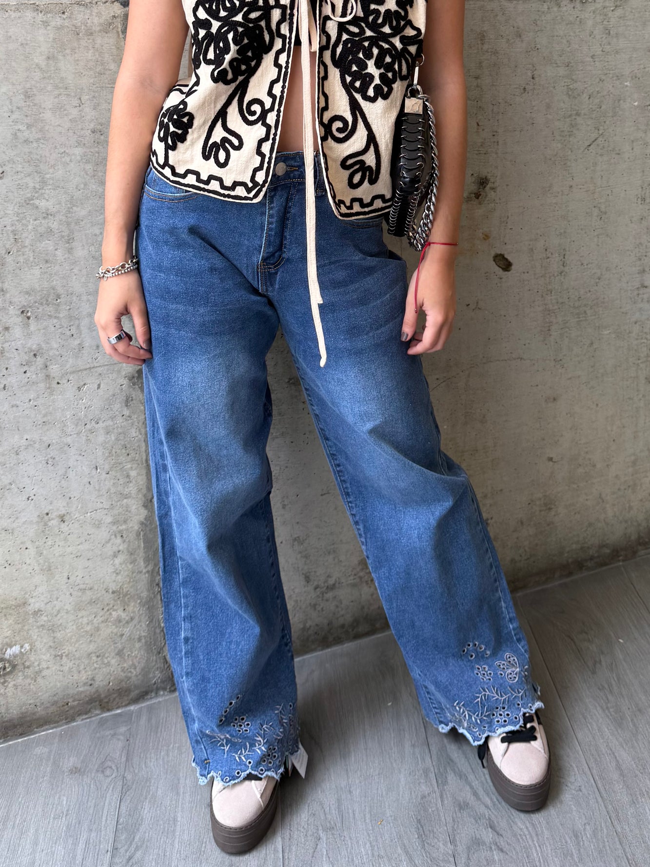 Mom Jean con ruedo bordado