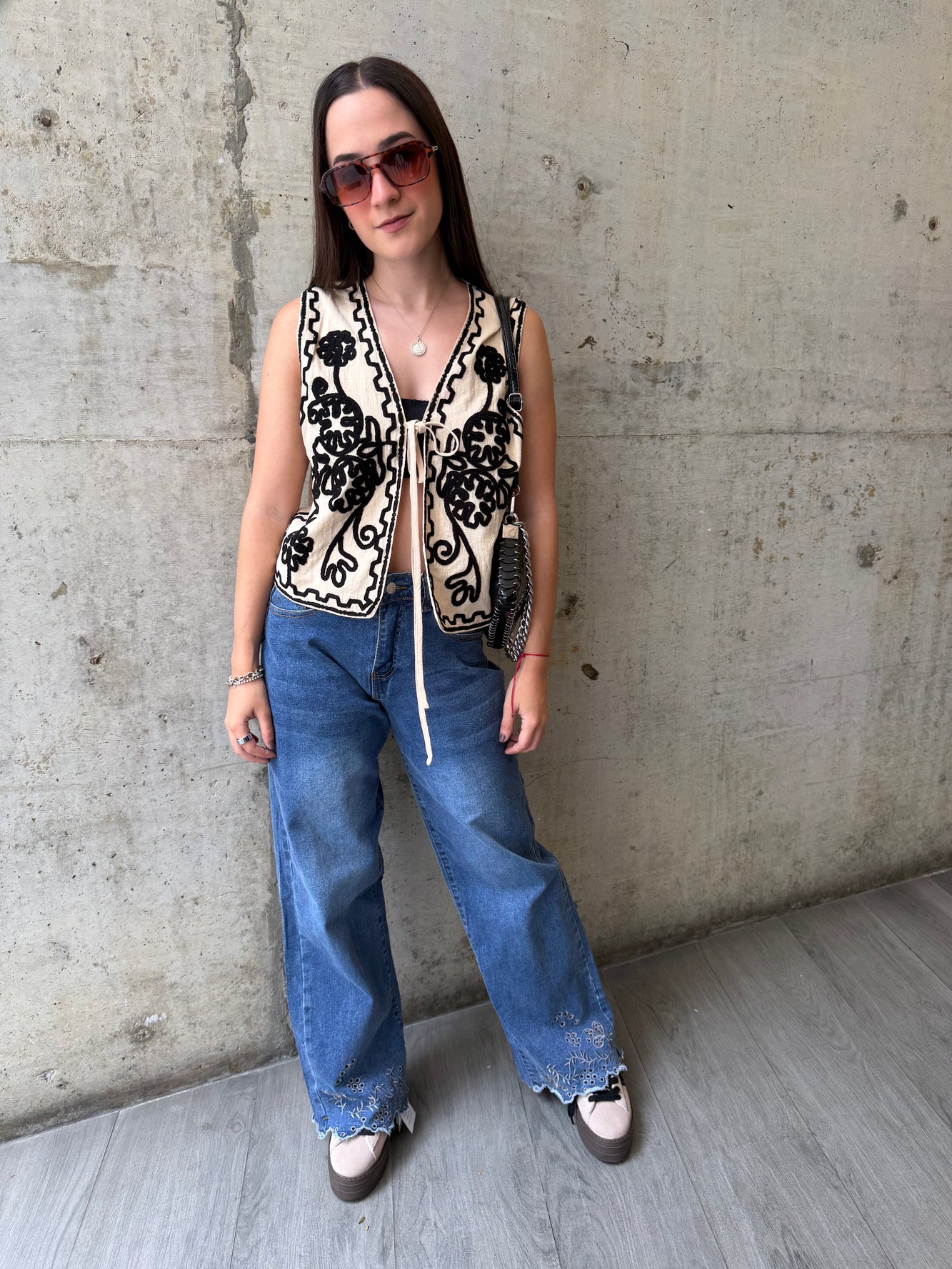 Mom Jean con ruedo bordado