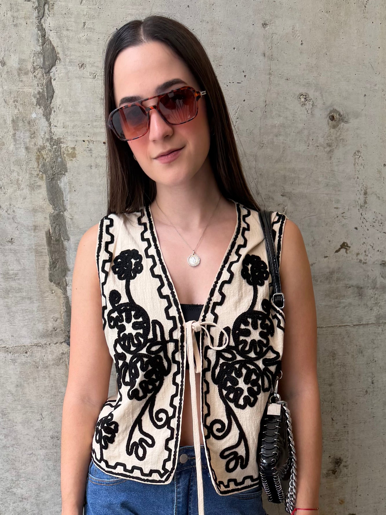 Chaleco nude con lazos y bordados negros