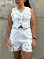 Set chaleco y short blanco con lentejuela y bordado nude