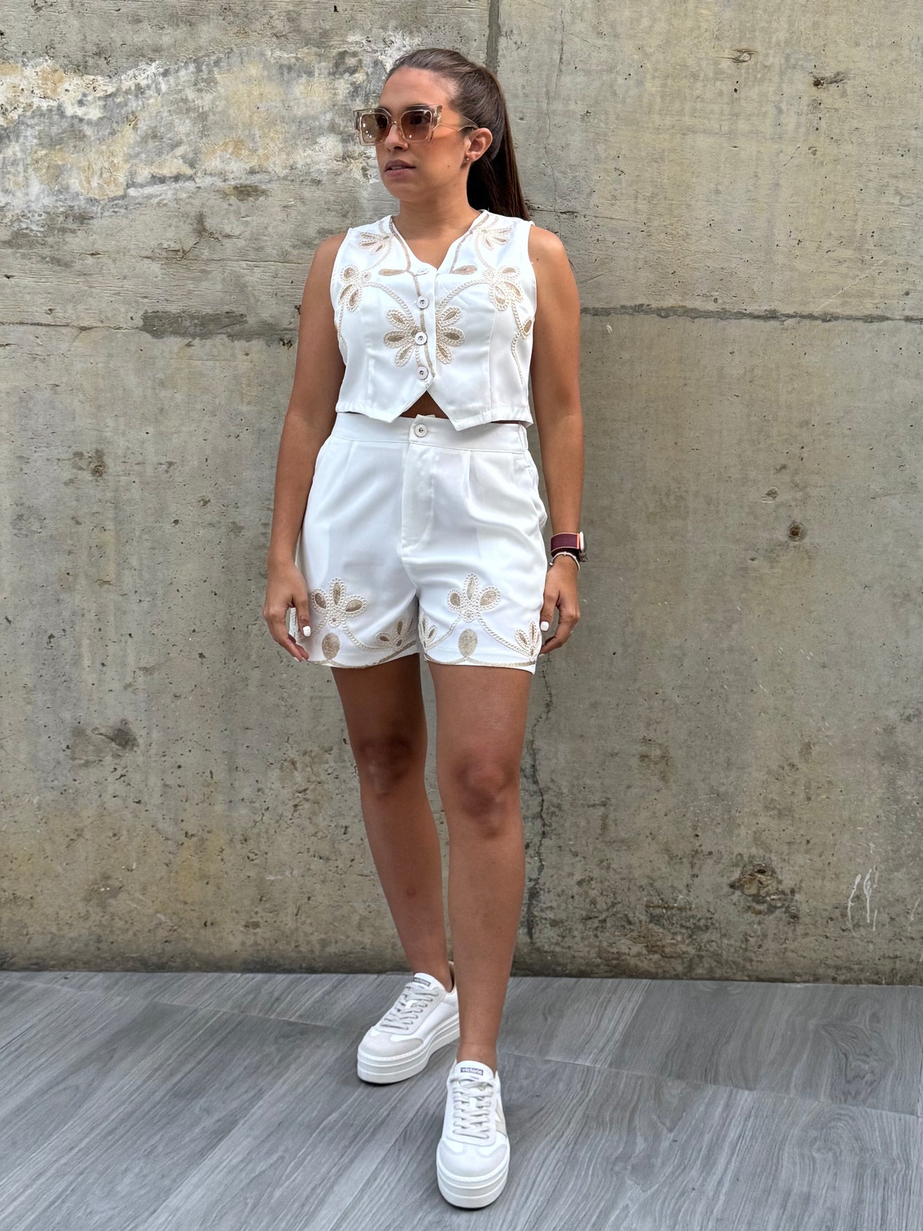 Set chaleco y short blanco con lentejuela y bordado nude