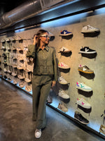 Set camisa manga larga bordada y pantalón con cinturón oliva