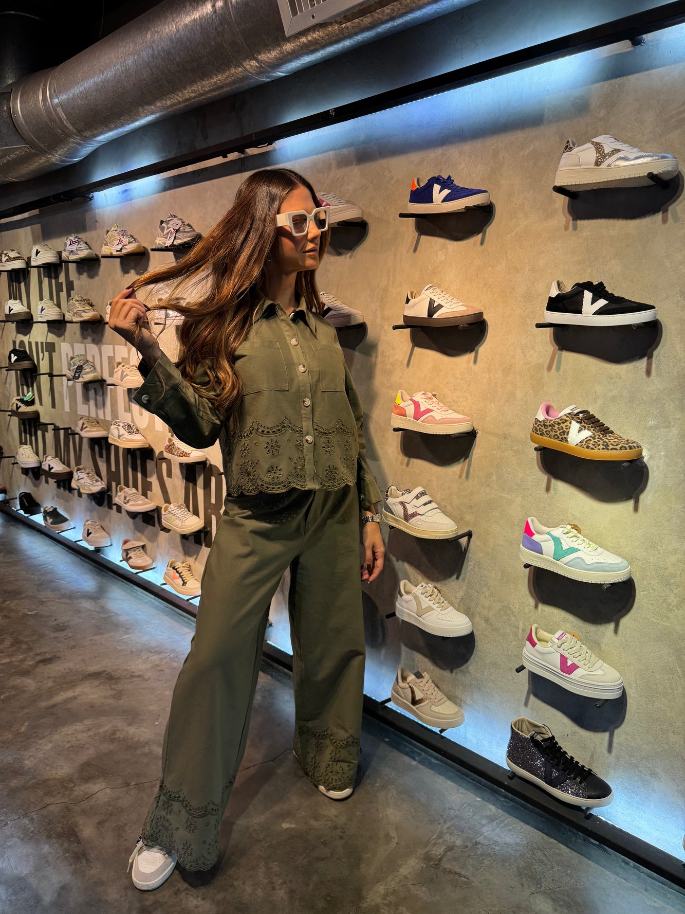 Set camisa manga larga bordada y pantalón con cinturón oliva