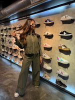 Set camisa manga larga bordada y pantalón con cinturón oliva